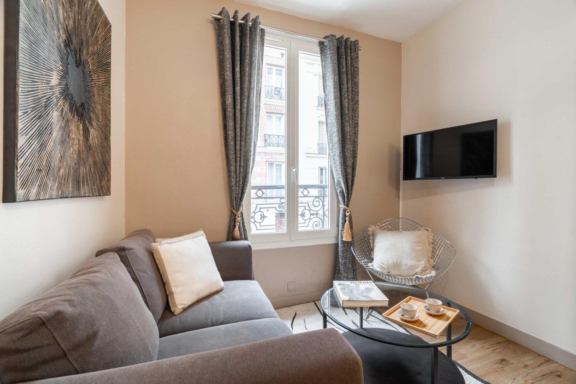 Family In Appartement *